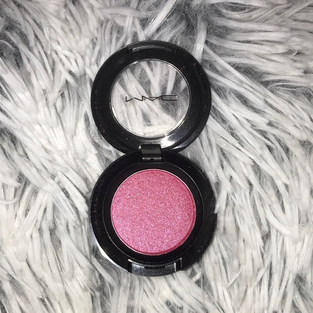 Mac cosmetics eye shadow - cherry topped frost